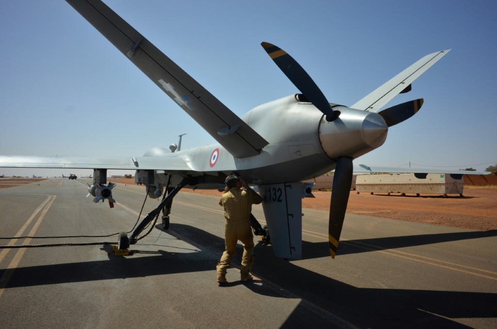 القوة الجوية: طائرة مسيرة فرنسية مسلحة من طراز ريبر في قاعدة برخان بالقرب من نيامي عاصمة النيجر (أ ف ب)