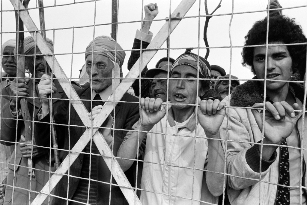 أبناء حركيين يتظاهرون قرب مخيم سان موريس لاردواز في فرنسا في الثاني من حزيران/يونيو 1975(ا ف ب)