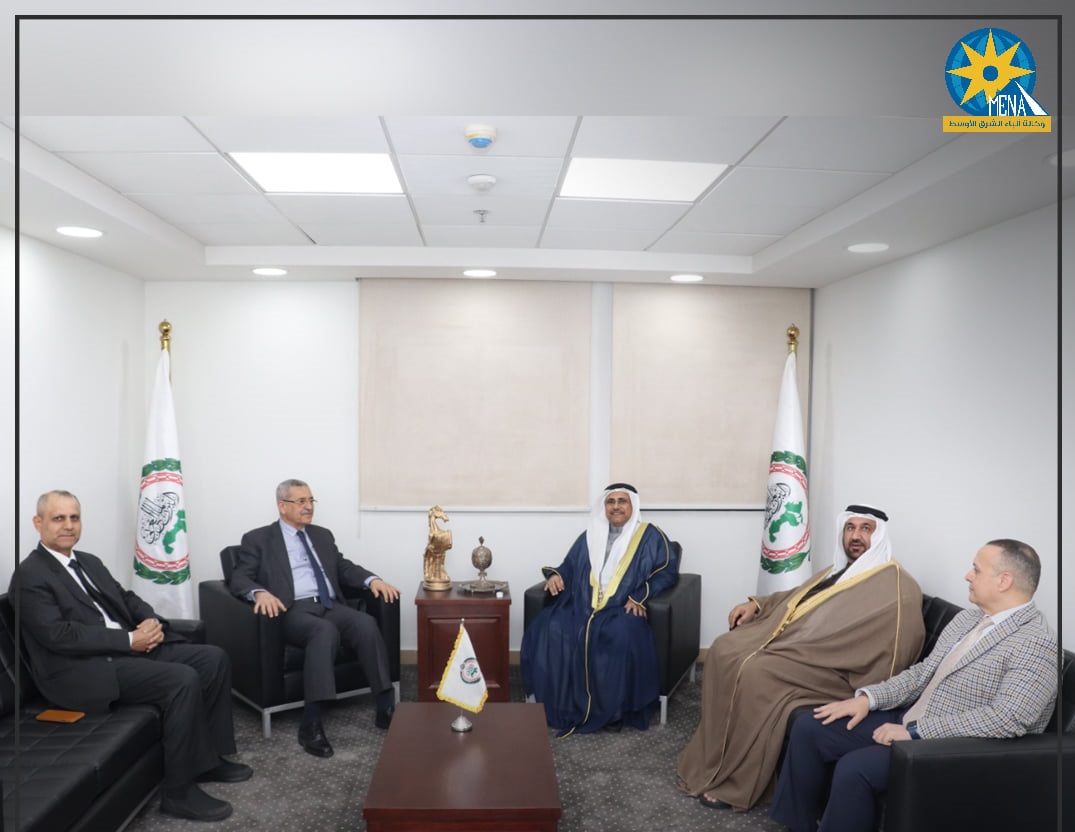 رئيس  البرلمان العربي عادل العسومي خلال استقبال رئيس البرلمان العربي للسفير حميد شبيرة( أ  ش أ)