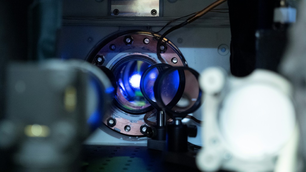 تُظهر هذه الصورة المنشورة التي قدمتها NIST ساعة ذرية من السترونشيوم ، وهي واحدة من أكثر قطع ضبط الوقت دقة في العالم في مختبر البروفيسور جون يي بجامعة كولورادو ، في بولدر (أ ف ب)