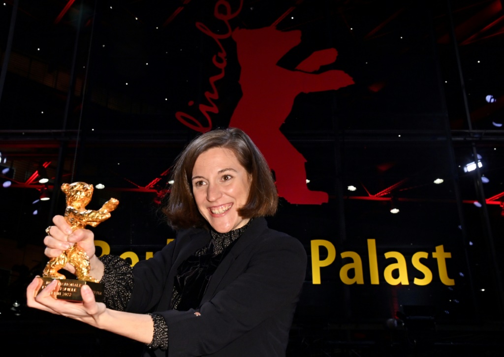 المخرجة الإسبانية كارلا سيمون تحمل جائزة "الدب الذهبي" إثر فوز فيلمها "ألكاراس" في مهرجان برلين السينمائي في 16 شباط/فبراير 2022(ا ف ب)
