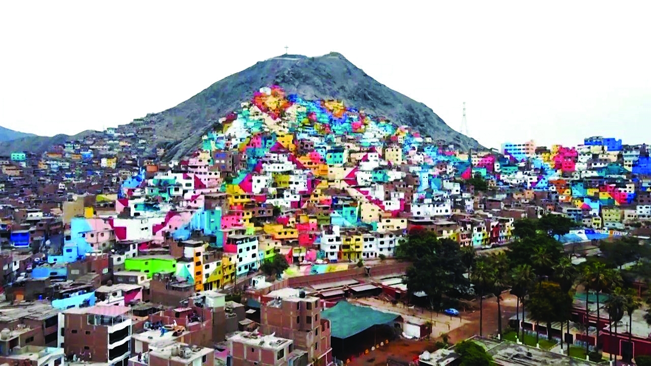 جدارية فنية عملاقة أبدعها فنانون من ليما في البيرو (تواصل اجتماعي)