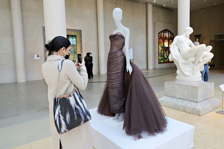 فستان في متحف متروبوليتان في نيويورك في 15 شباط/فبراير 2022 (غيتي بواسطة ا ف ب)