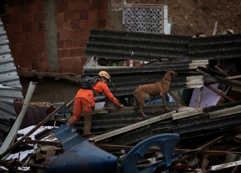 فرق الإنقاذ تبحث عن ناجين تحت الأنقاض التي خلفتها الانهيارات الأرضية والفيضانات الناجمة عن الأمطار الغزيرة في بتروبوليس، البرازيل(ا ف ب)
