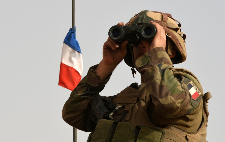 جندي فرنسي من قوة برخان في 05 حزيران/يونيو 2015 بالقرب من تمبكتو في مالي (اف ب)   