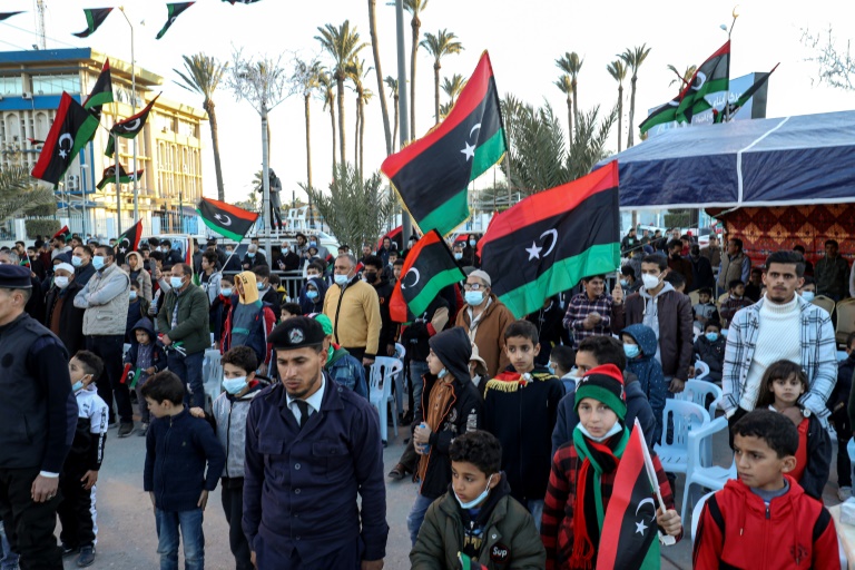 ليبيون متجمعون في مدينة تاجوراء عشية الذكرى الحادية عشرة للثورة على القذافي في 16 شباط/فبراير 2022 (اف ب)