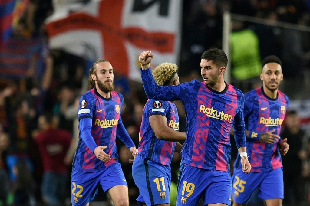 لاعب برشلونة فيران توريس (في الوسط) يحتفل بهدف التعادل في مرمى نابولي خلال لقاء الفريقين في ذهاب الملحق المؤهل الى الدور ثمن النهائي من مسابقة يوروبا ليغ في ملعب "كامب نو" في 17 شباط/فبراير 2022(ا ف ب)