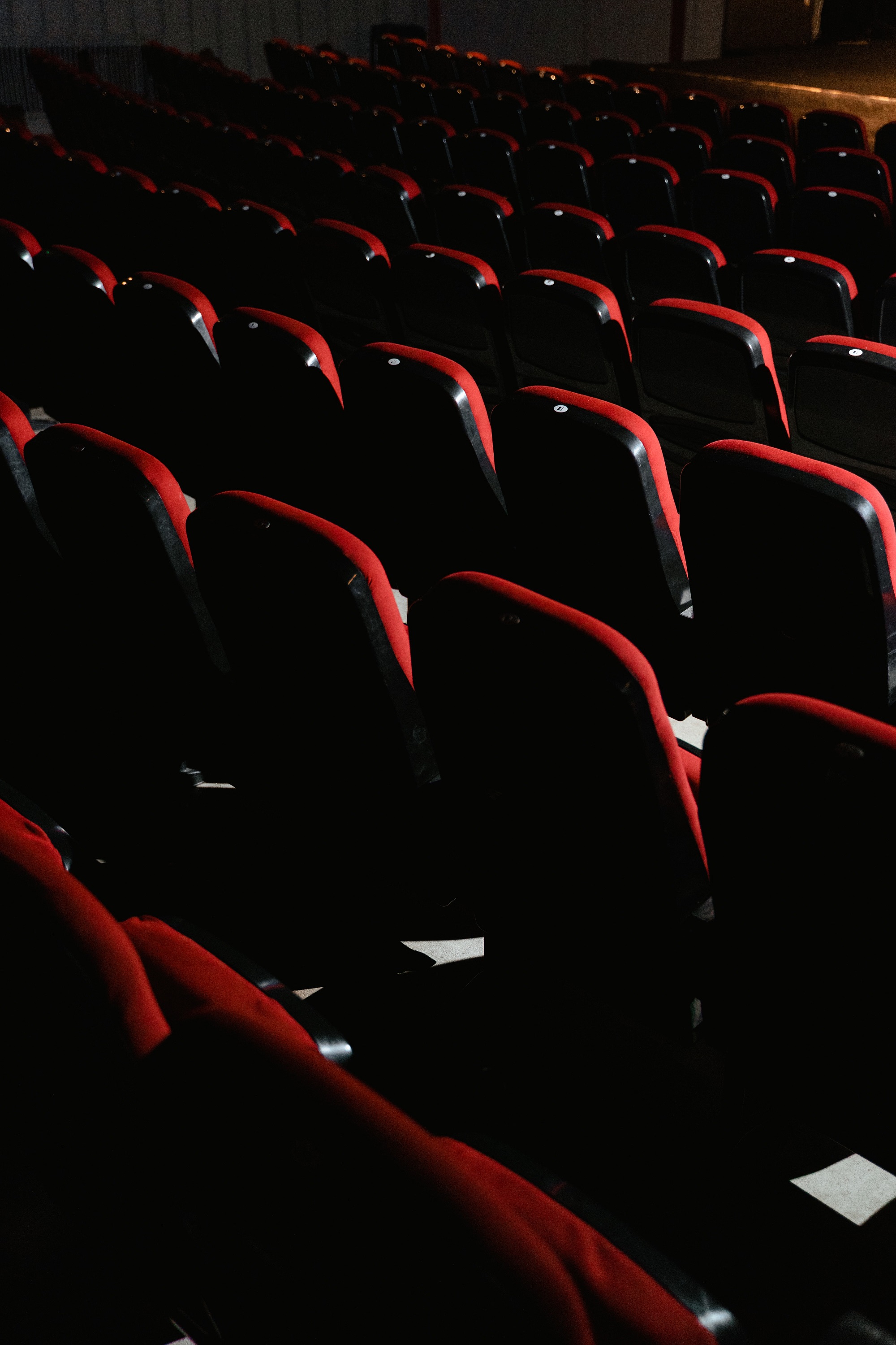الإمارات ترفع الطاقة الاستيعابية المسموح بها في صالات السينما إلى الحد الأقصى (بيكسيلز)