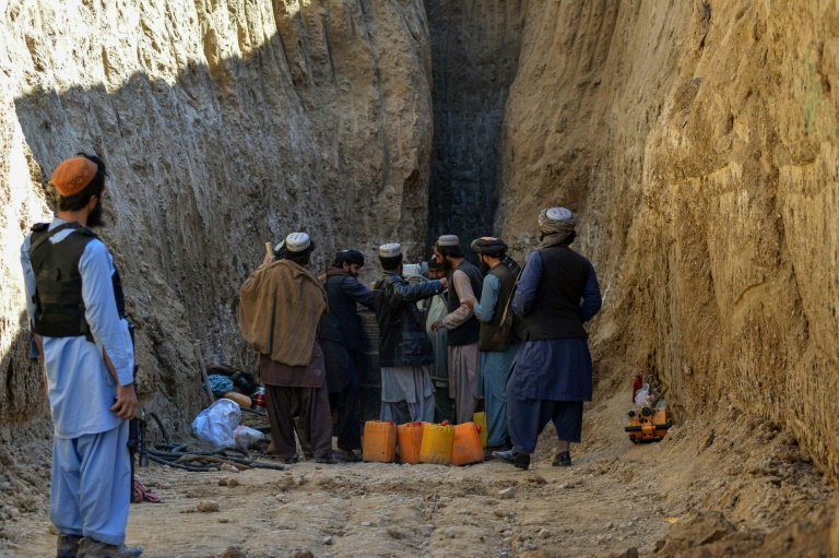 جهود لإنقاذ طفل عالق في بئر في قرية شوكاك بولاية زابل الأفغانية في 17 شباط/فبراير 2022 (اف ب)