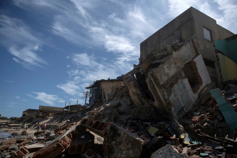  أنقاض أحد المنازل المتضررة جراء المد على شاطئ أتافونا في البرازيل في 7 شباط/فبراير 2022(ا ف ب)