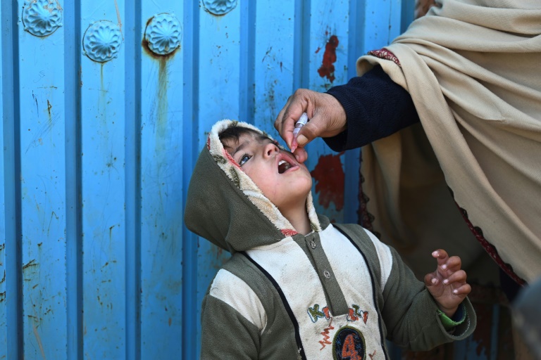 عامل صحي يعطي طفلا جرعة لقاح ضد شلل الأطفال في مدينة مردان بولاية خيبر بختونخوا في 24 كانون الثاني/يناير 2022(ا ف ب)