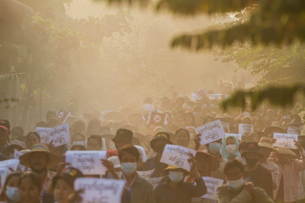    متظاهرون ينظمون مسيرة ضد الانقلاب العسكري في ميانمار بمنطقة ساغاينج الشمالية (أ ف ب)