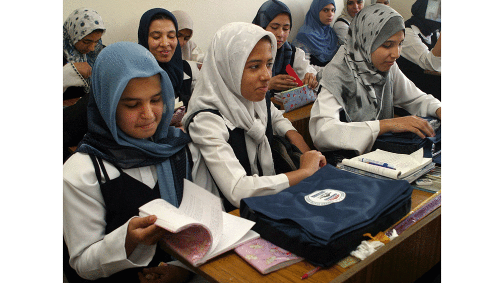 تعليم الإناث واجب على الدولة مثله مثل تعليم الذكور وعليها تأمين سبله، ‬وضمان تنوعه وكفاءته (ويكيبيديا)