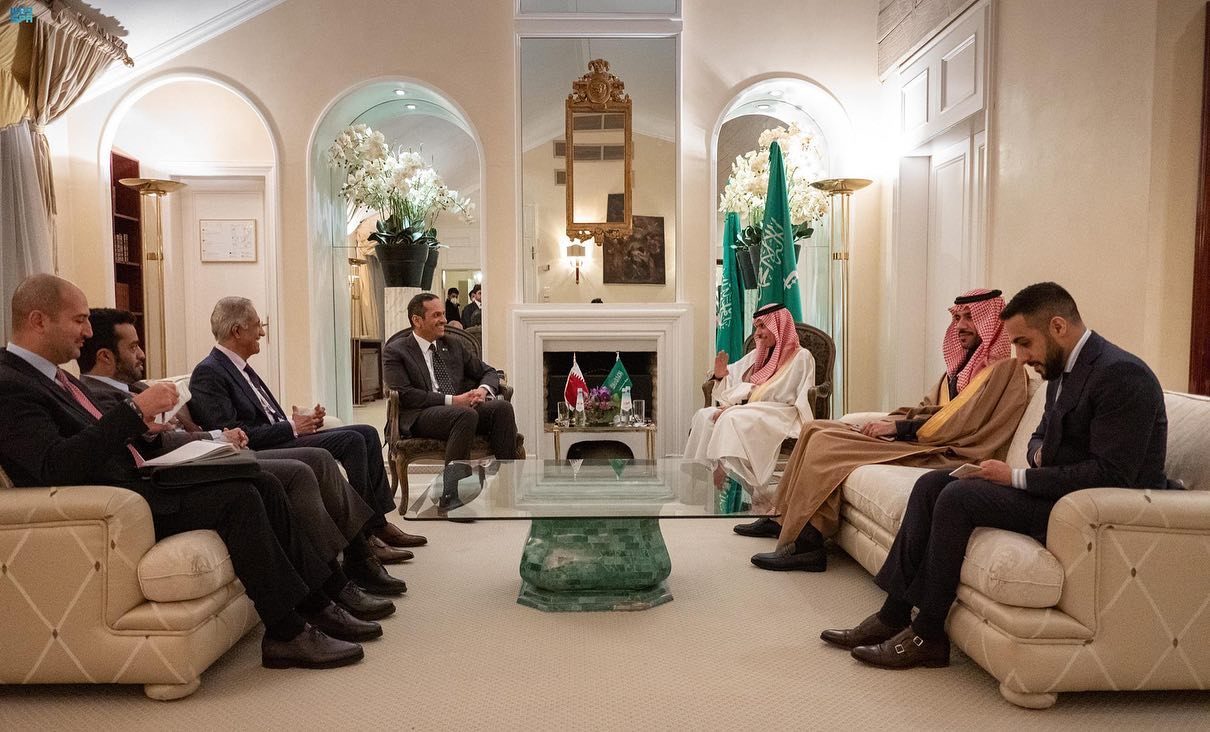 الأمير فيصل بن فرحان بن عبدالله وزير الخارجية السعودي ، مع الشيخ محمد بن عبدالرحمن آل ثاني  وزير الخارجية في دولة قطر(واس)