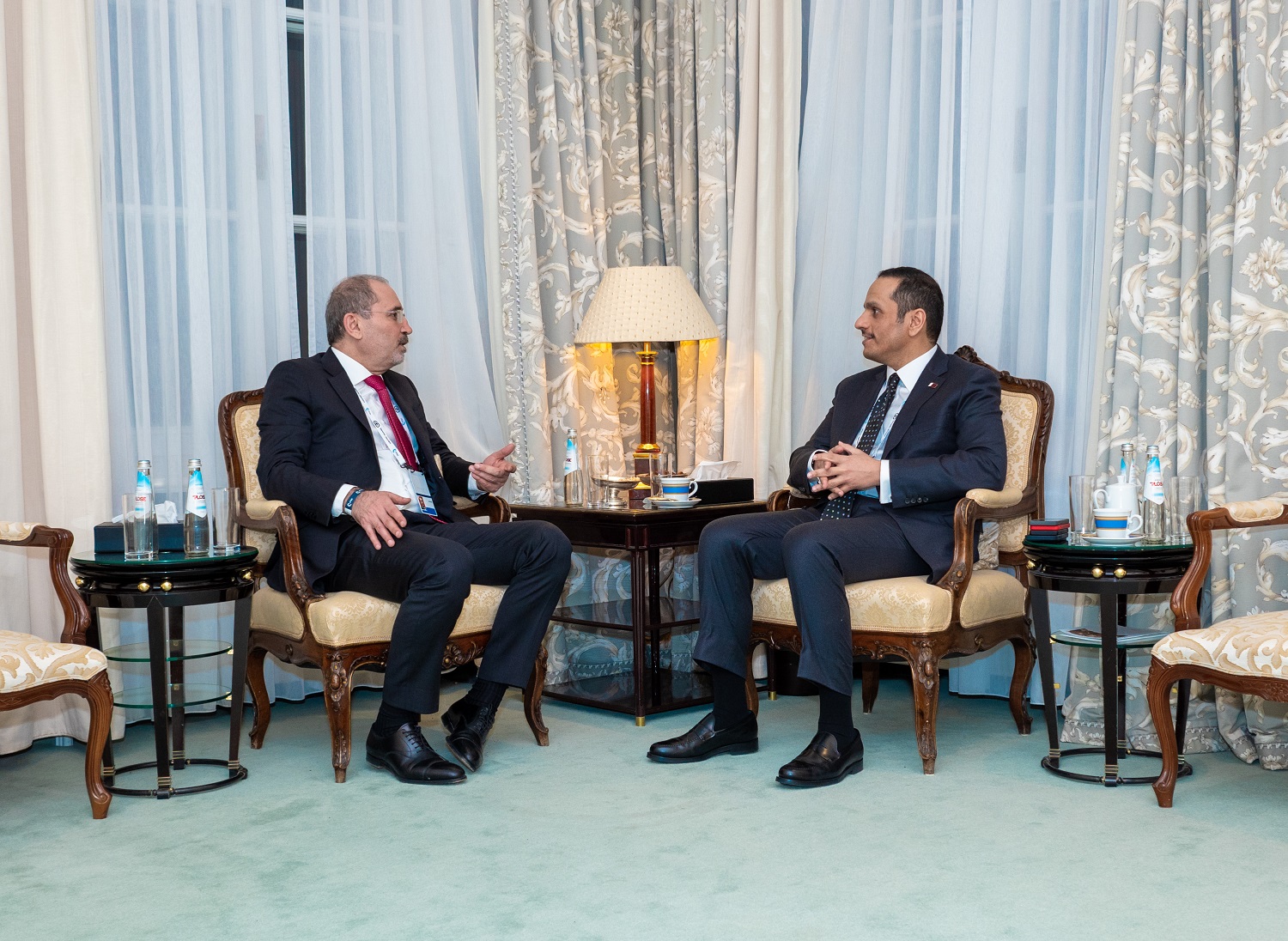 محمد بن عبدالرحمن آل ثاني،   وزير الخارجية القطري، مع  الدكتور أيمن الصفدي   وزير الخارجية وشؤون المغتربين بالمملكة الأردنية  (قنا)
