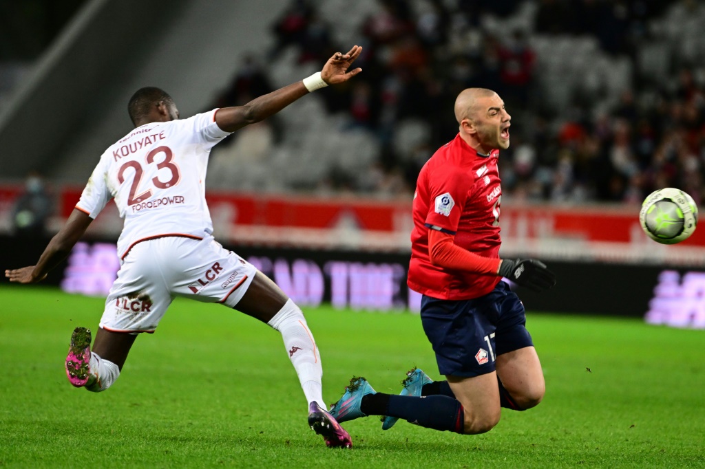 مدافع متز بوبكر كوياتي (إلى اليسار) في صراع مع مهاجم ليل التركي بوراك يلماز في الدوري الفرنسي في 18 شباط/فبراير 2022 (ا ف ب)