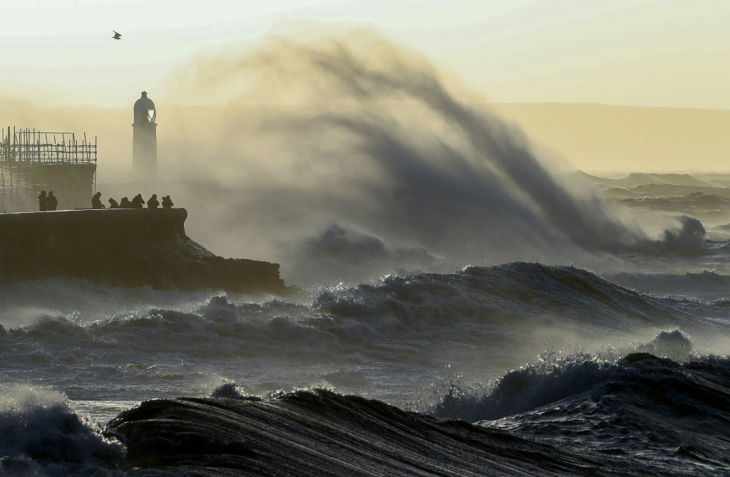 أمواج جراء العاصفة يونس تضرب منارة في جنوب بريطانيا في 18 شباط/فبراير 2022(ا ف ب)
