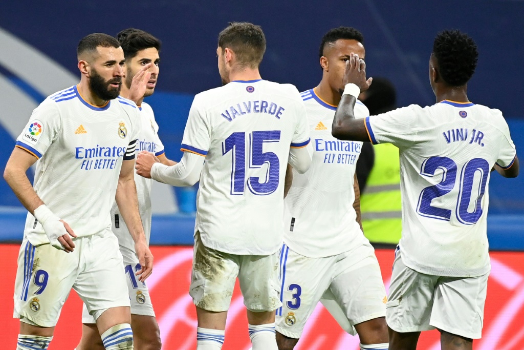 لاعبو ريال مدريد يحتفلون بهدف ماركو اسينسيو (الثاني من اليسار) في مرمى الافيس خلال لقاء الفريقين في الدوري الاسباني لكرة القدم. مدريد في 19 شباط/فبراير 2022(ا ف ب)