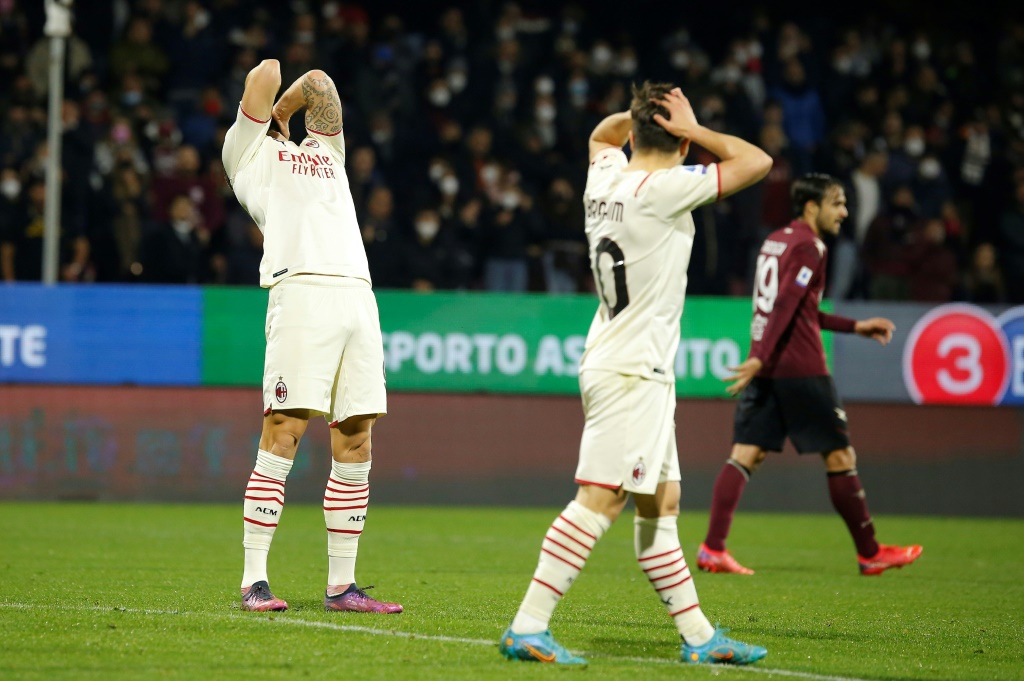 مهاجم ميلان الدولي الفرنسي اوليفييه جيرو (يسار) يتحسر على التعادل أمام ساليرنيتانا في الدوري الايطالي في 19 شباط/فبراير 2022 (ا ف ب)