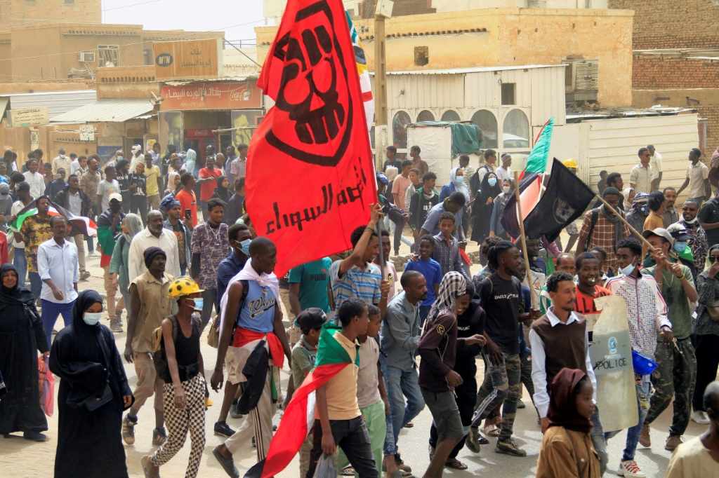 متظاهرون سودانيون ينددون بالانقلاب العسكري جنوب الخرطوم في العشرين من شباط/فبراير 2022 (أ ف ب)