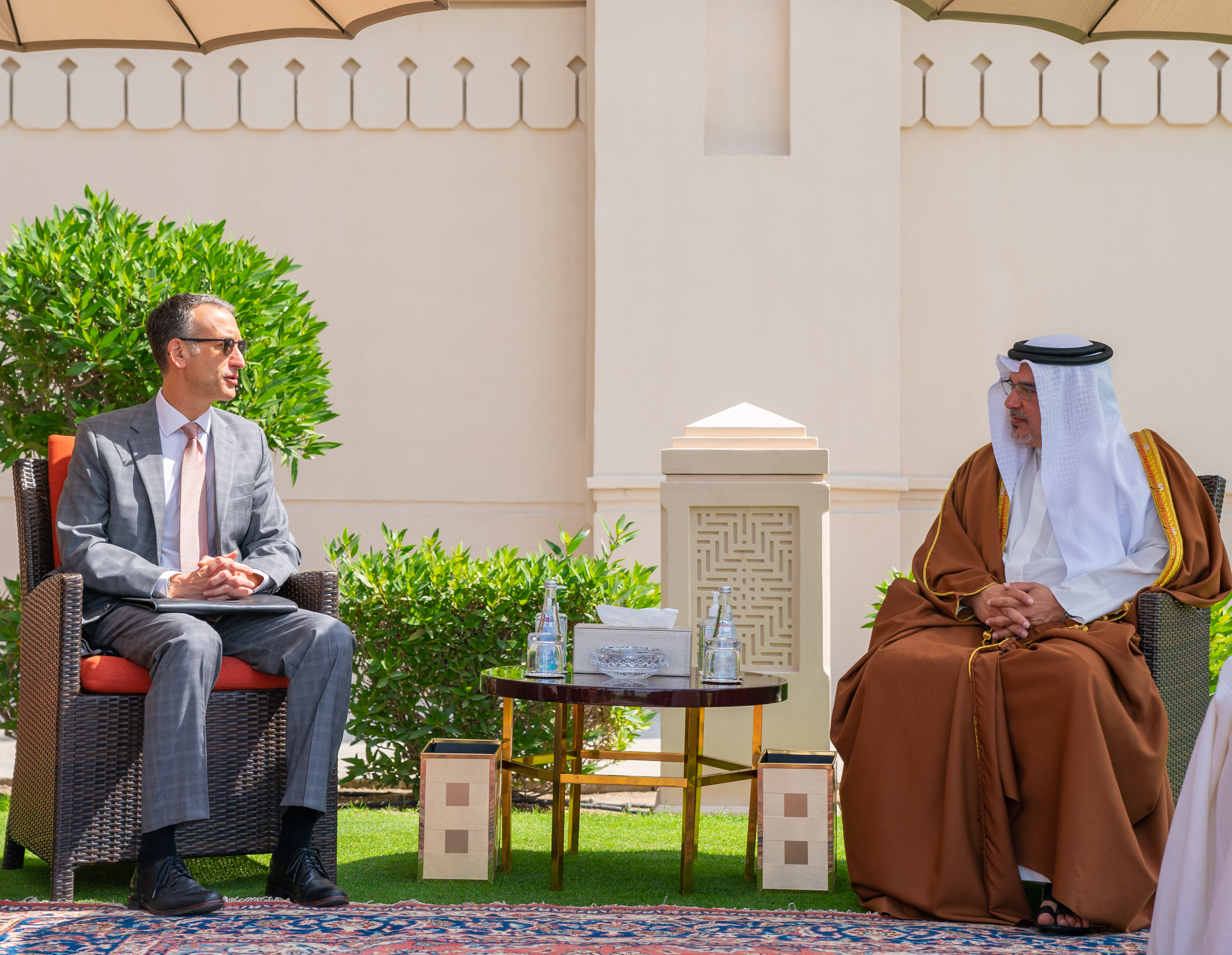 ولي العهد البحريني الأمير سلمان بن حمد آل خليفة مع السيد ستيفن بوندي سفير الولايات المتحدة الأمريكية (بنا)