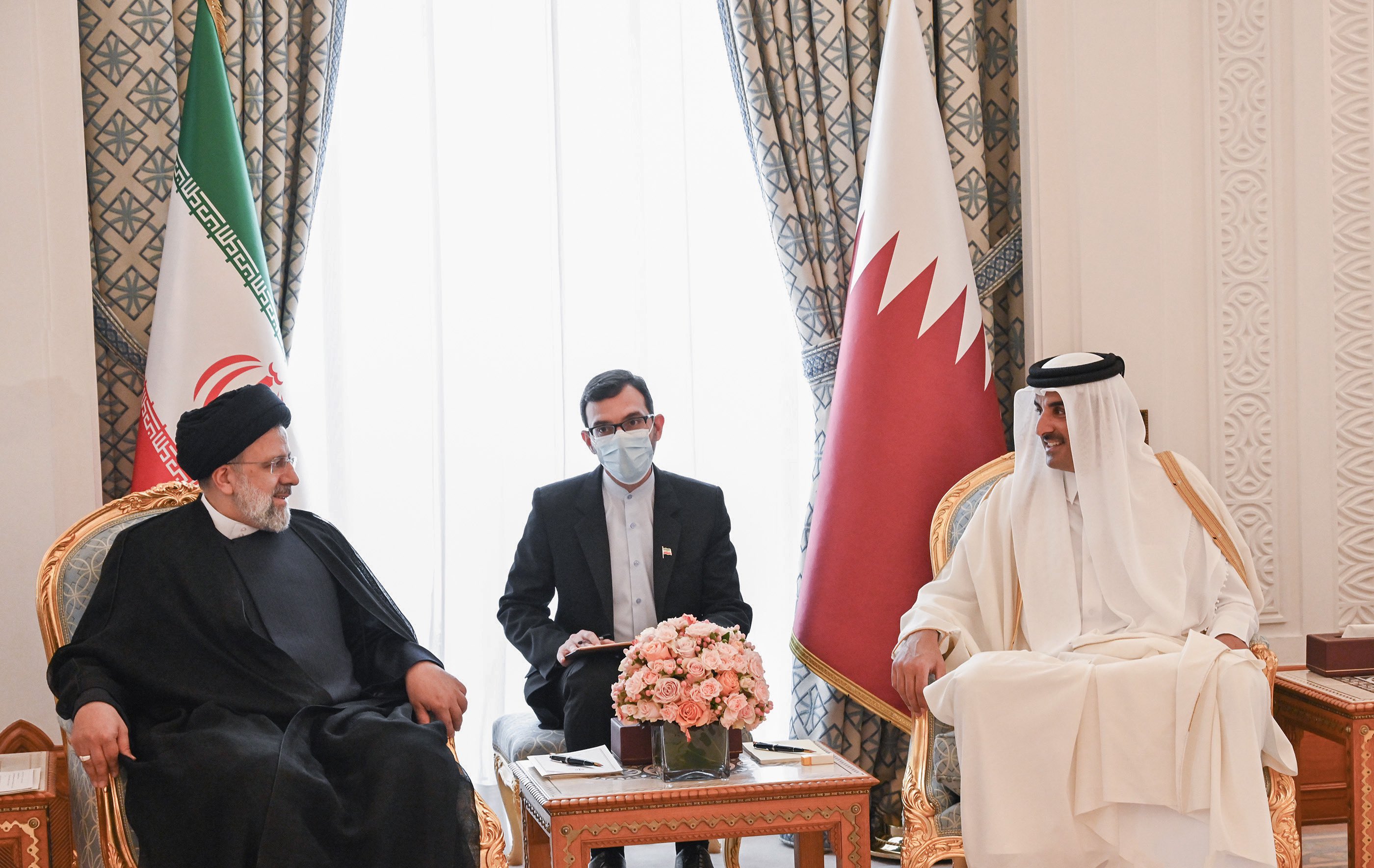 أمير قطر الشيخ تميم بن حمد آل ثاني مع الرئيس  الإيراني إبراهيم رئيسي (قنا)