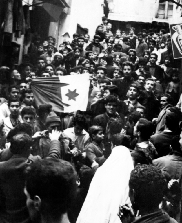 حشد من الجزائريين يتجمعون في 20آذار/مارس 1962 في العاصمة الجزائرية بعد يومين على توقيع اتفاقات إيفيان لوقف إطلاق النار مع فرنسا والتي مهدت لاستقلال الجزائر (أ ف ب)
