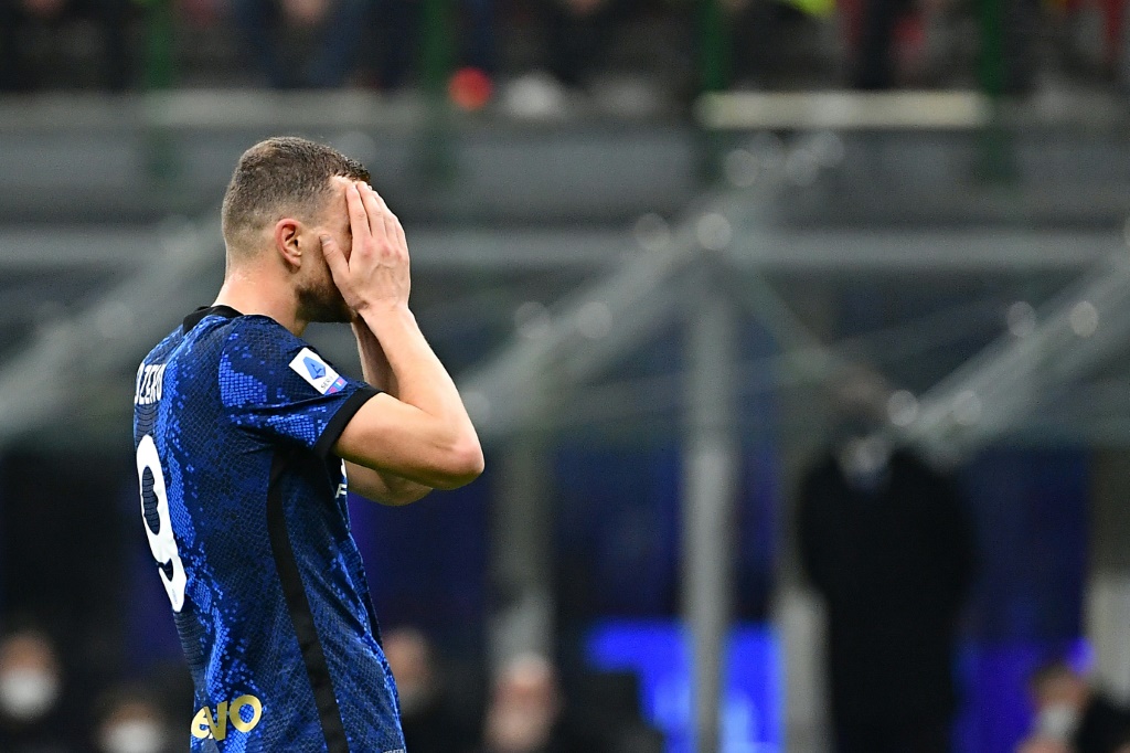 المهاجم البوسني إدين دجيكو بعد إهداره فرصة خلال خسارة فريقه إنتر ضد ساسوولو في الدوري الايطالي لكرة القدم على ملعب "سان سيرو" في 20 شباط/فبراير 2022 (ا ف ب)