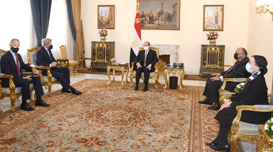 الرئيس المصري عبدالفتاح السيسي خلال استقباله  اليوم جون كيري المبعوث الرئاسي الأمريكي الخاص للمناخ (الرئاسة المصرية)