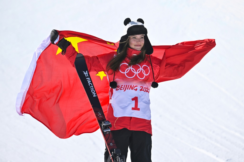 الصينية أيليغ إيلين غو بعد فوزها بذهبية نصف الأنبوب في التزلج الحر في أولمبياد بكين الشتوي في 18 شباط/فبراير 2022 (ا ف ب)
