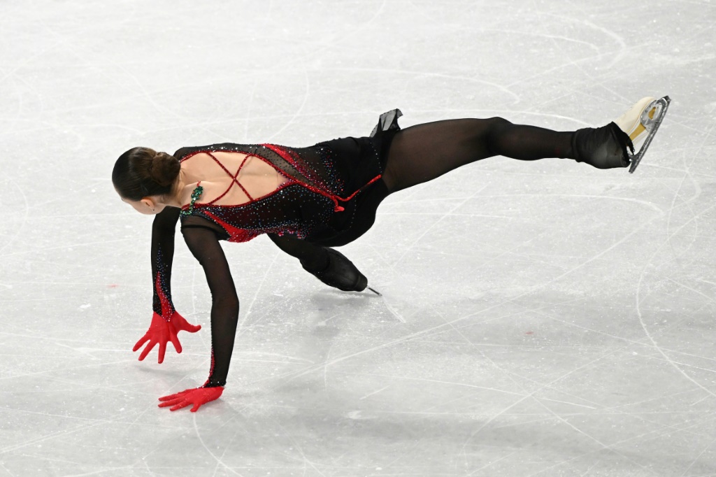 المتزلجة الروسية اليافعة كاميلا فالييفا تسقط خلال أدائها في البرنامج الحرللتزحلق الفني على الجليد في أولمبياد بكين الشتوي في 17 شباط/فبراير 2022 (ا ف ب)