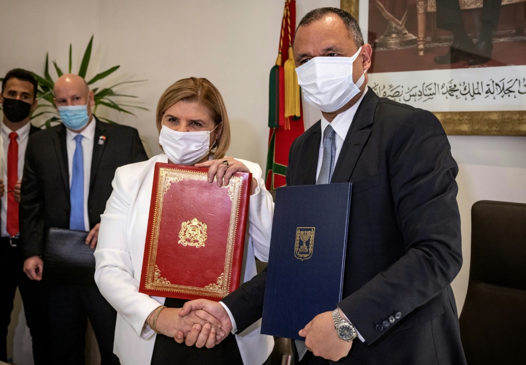 وزيرة الاقتصاد والصناعة الإسرائيلية أورنا باربيفاي ونظيرها المغربي رياض مزور إثر توقيعمهتا في الرباط اتفاقية ثنائية في 21 شباط/فبراير 2022 (أ ف ب)