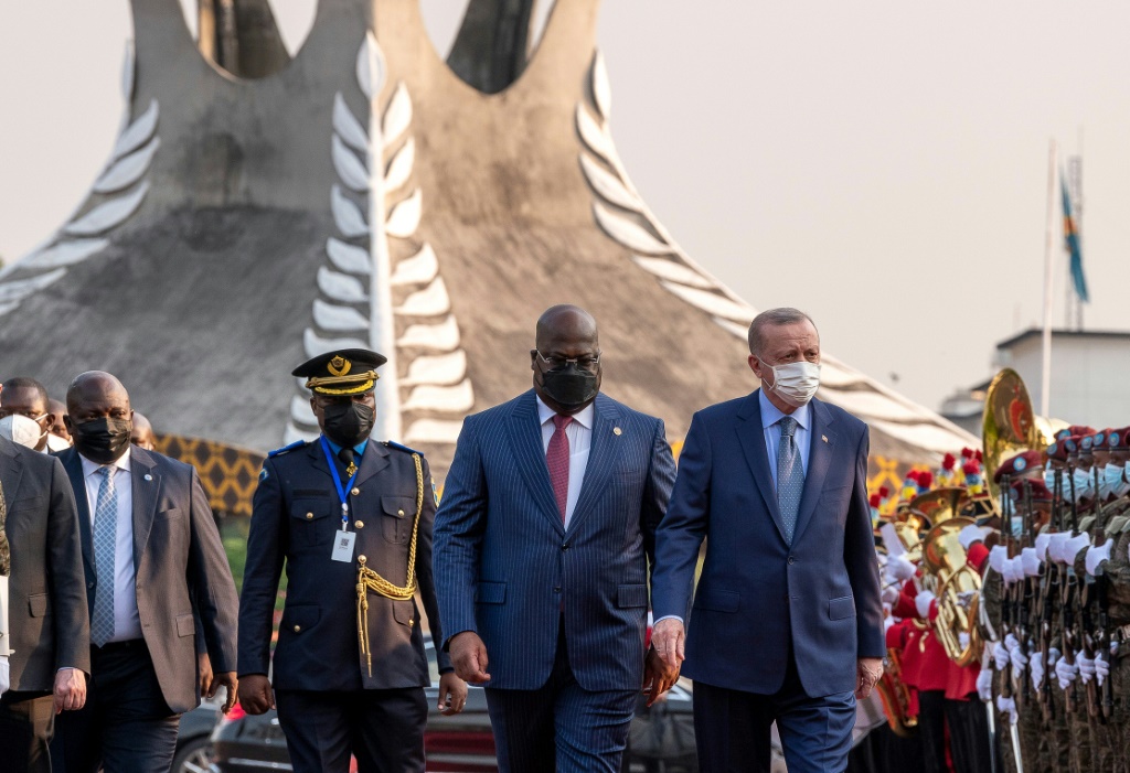 الرئيس الكونغولي فيليكس تشيسيكيدي (وسط-يسار) مستقبلا نظيره التركي رجب طيب إردوغان (وسط-يمين) في كينشاسا في 20 شباط/فبراير 2022(ا ف ب)