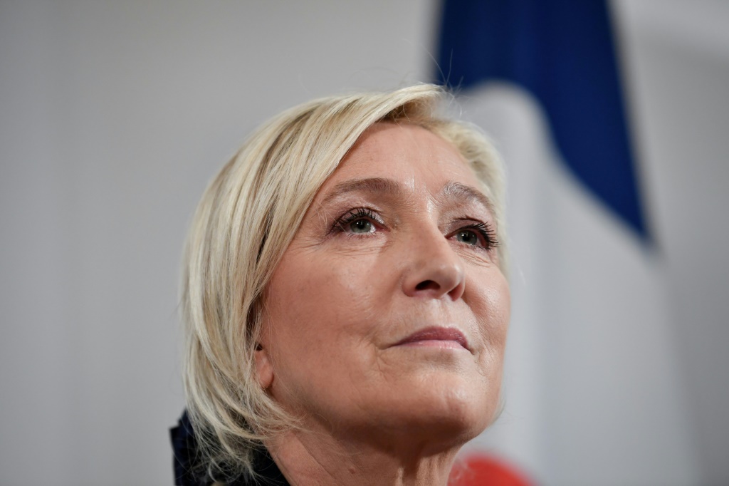 زعيمة اليمين المتطرّف في فرنسا مارين لوبن خلال مؤتمر صحافي في باريس في 28 أيلول/سبتمبر 2021.(ا ف ب)