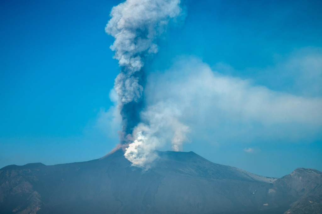 ثوران بركان اتنا في صقلية في 44 آذار/مارس 2021(ا ف ب)