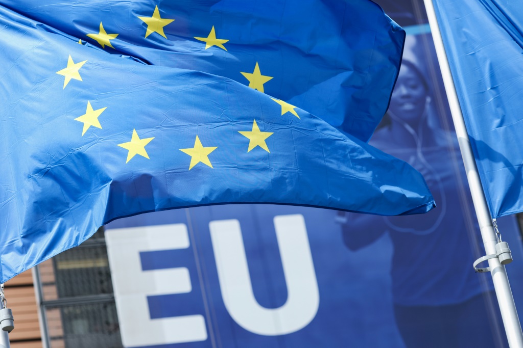 صورة التُقطت في 5 أيار/مايو 2021 تُظهر علم الاتحاد الأوروبي أمام مقر المفوضية الأوروبية في بروكسل(ا ف ب)