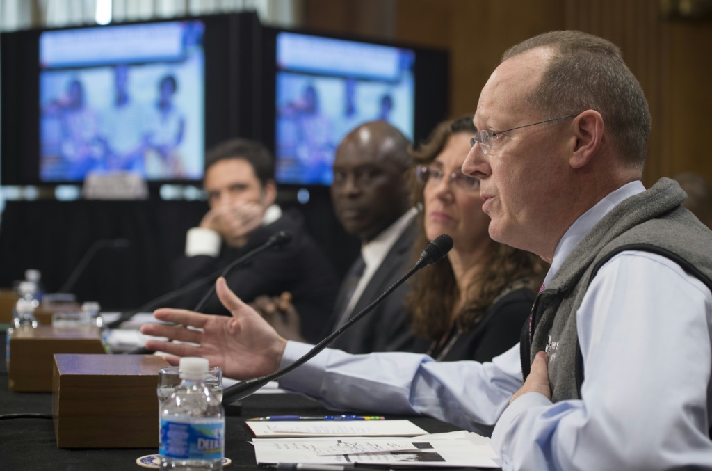 الطبيب الأميركي بول فارمر (يمين) خلال جلسة استماع في مجلس الشيوخ الأميركي في 10 كانون الأول/ديسمبر 2014(ا ف ب)