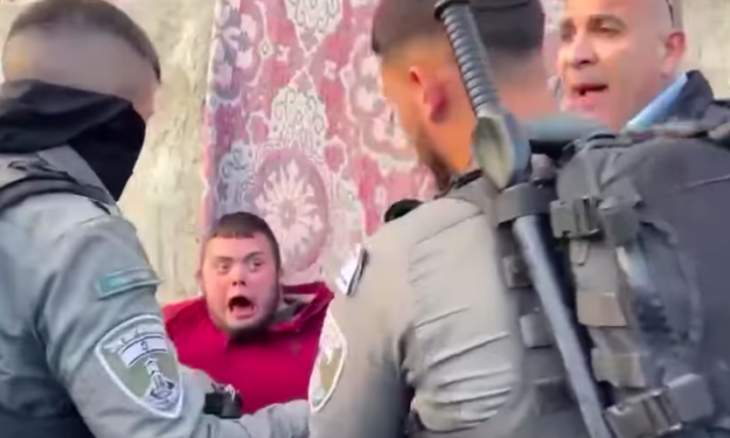 جنود اسرائيليون وهم يحاولون اعتقال الفتى محمد العجلوني وهو في حالة ذعر شديد (تواصل اجتماعي)