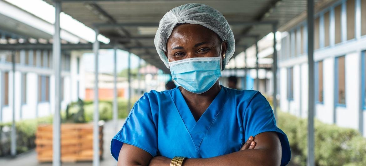 ممرضة تقف لالتقاط الصورة في جمهورية الكونغو الديمقراطية خلال حملة تطعيم ضد كوفيد-19.(مجلس الأمن )