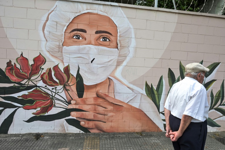 الفنان البرازيلي إدواردو كوبرا أمام لوحته الجدارية في ساو باولو بالبرازيل في 15 شباط/فبراير 2022 (ا ف ب)