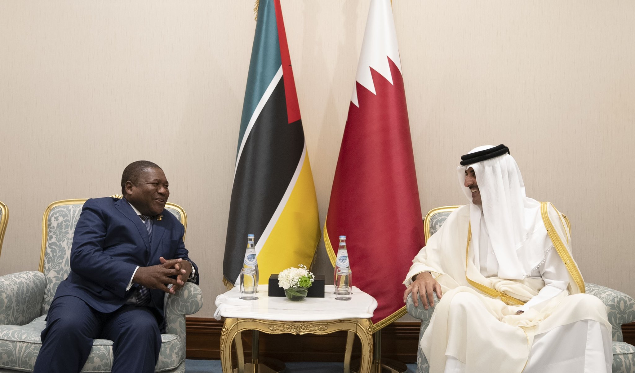 أمير قطر الشيخ تميم بن حمد آل ثاني ، مع فخامة الرئيس فيلب نيوسي رئيس جمهورية موزمبيق(قنا)