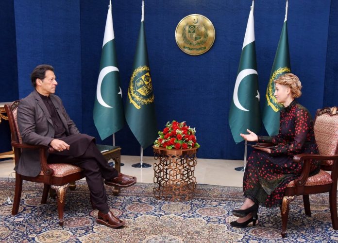 رئيس وزراء باكستان عمران خان في مقابلة تلفزيونية عبر قناة روسيا (الباكستانية )
