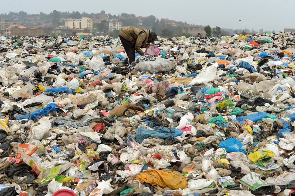 وقال التقرير إن المواد البلاستيكية ساهمت بنسبة 3.4 في المائة من انبعاثات الاحتباس الحراري العالمية في عام 2019 (أ ف ب)