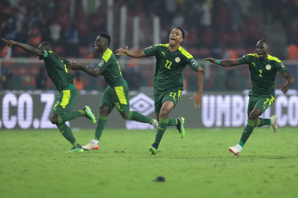 لاعبو منتخب السنغال بعد فوزهم على مصر بركلات الترجيح 4-2 في نهائي كأس أمم إفريقيا في الكاميرون في 6 شباط/فبراير 2022(ا ف ب)
