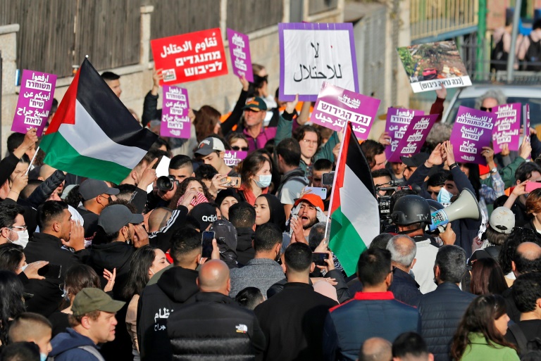 فلسطينيون ونشطاء خلال مشاركتهم في تظاهرة في حي الشيخ جراح في القدس الشرقية المحتلة في 18 شباط/فبراير 2022 (ا ف ب)