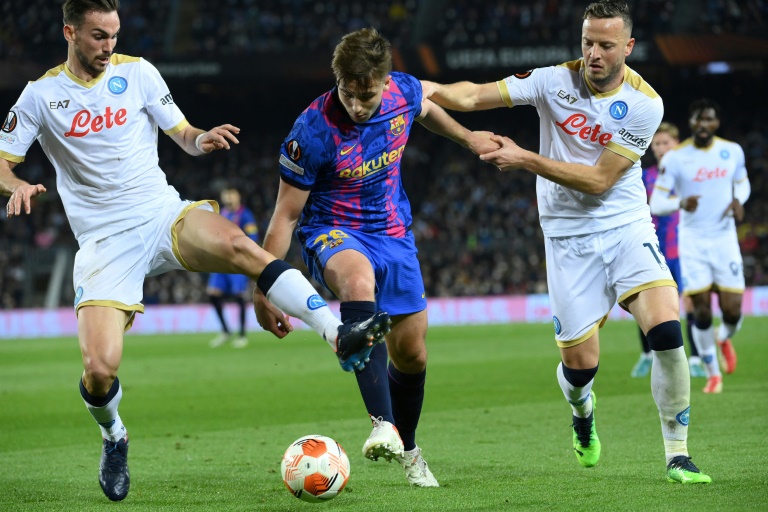لاعب وسط برشلونة الإسباني نيكو غونزاليس (وسط) يتنافس مع لاعب وسط نابولي الإيطالي الدولي الإسباني فابيان رويس (يسار) (ا ف ب)
