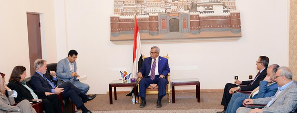 رئيس مجلس الوزراء في حكومة الحوثيين الدكتور عبدالعزيز صالح بن حبتور، يستقبل المدير العام التنفيذي لبرنامج الأغذية العالمي ديفيد بيزلي (سبأ)