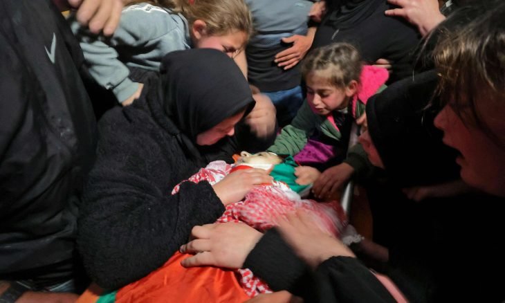 والدة الشهيد الطفل محمد شحادة تودعه (تواصل اجتماعي)