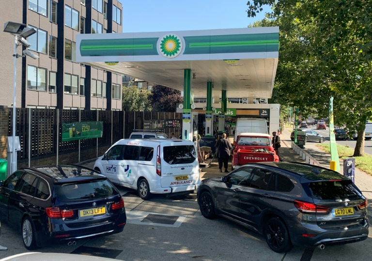 سيارات تقف في طابور عند محطة لمجموعة "بريتيش بتروليوم" في غرب لندن في 24 أيلول/سبتمبر 2021 (ا ف ب)