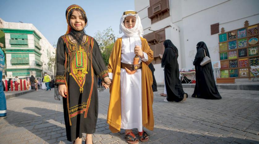 أطفال سعوديون يحتفلون بيوم التأسيس في مدينة جدة التاريخية الثلاثاء (تصوير: محمد المانع)